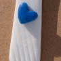 Bianca I – Boucles Longues Blanches & Cœur Bleu | Bijou Fait Main