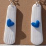 Bianca I – Boucles Longues Blanches & Cœur Bleu | Bijou Fait Main