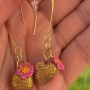 Coralie – Boucles d’Oreilles Longues Cœur Rose & Fleur Dorée | Bijou Raffiné & Fait Main
