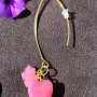 Coralie – Boucles d’Oreilles Longues Cœur Rose & Fleur Dorée | Bijou Raffiné & Fait Main