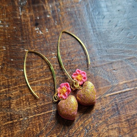 Boucles d’oreilles Coralie – Cœur Rose & Doré | Bijou artisanal élégant et romantique, fait main dans le Cotentin