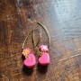 Coralie – Boucles d’Oreilles Longues Cœur Rose & Fleur Dorée | Bijou Raffiné & Fait Main