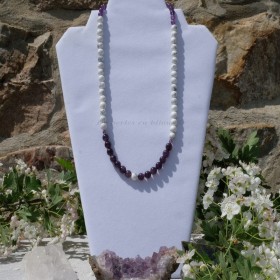 Collier Améthyste & Howlite | Bijou artisanal élégant aux pierres naturelles, alliant raffinement et harmonie