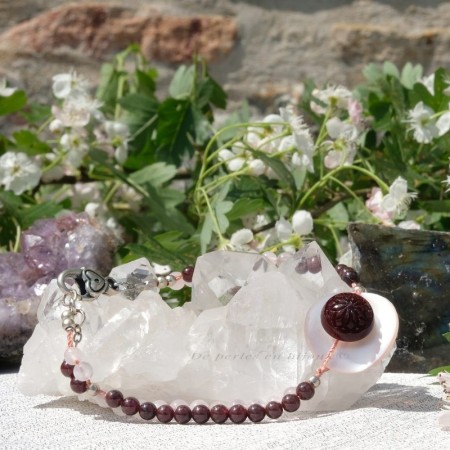 Bracelet Rosy – Quartz Rose, Grenat & Boutons Vintage | Bijou artisanal romantique aux tons doux et raffinés