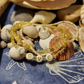 Trio de bracelets message Love en perles de rocaille – Création artisanale estivale