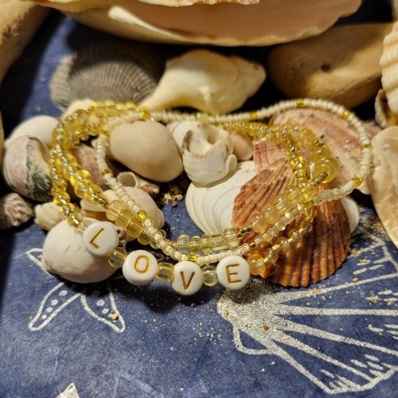 Trio de bracelets message Love en perles de rocaille – Création artisanale estivale