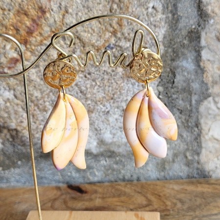 Boucles d'oreilles artisanales Aline, ailes marbrées saumon-violet dorées