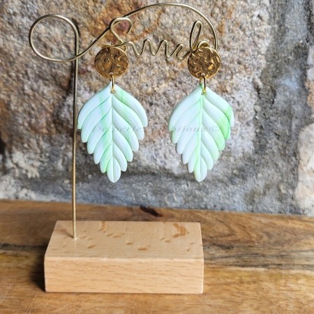 Boucles d'oreilles Sylvaine dorées et feuilles vert clair – Élégance artisanale