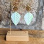 Boucles d'oreilles Sylvaine dorées et feuilles vert clair – Élégance artisanale