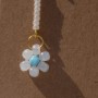 Flora II – Boucles Pendantes Blanc Nacré & Bleu Ciel | Bijou Élégant & Fait Main