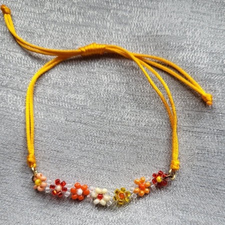 Fleurinette, bracelet artisanal en perles de rocailles et cordon jaune ajustable