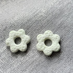 Laurette, pampilles fleurs interchangeables vert tendre en pâte polymère artisanale
