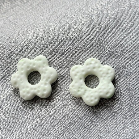 Laurette, pampilles fleurs interchangeables vert tendre en pâte polymère artisanale