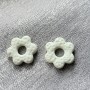 Laurette, pampilles fleurs interchangeables vert tendre en pâte polymère artisanale