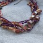 Maîora – Collier multirangs mauve et rose en perles et coquillage | Bijou artisanal unique du Cotentin