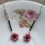 Flora I – Boucles Pendantes Fleur Rose en Rocaille | Bijou Fait Main & Élégant
