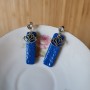 Betty – Boucles d’Oreilles Rectangle Long Bleu & Relief Fleuri | Bijou Élégant & Fait Main