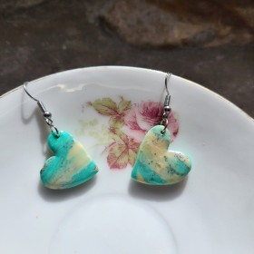Boucles d’oreilles cœur artisanales Marbella en pâte polymère marbrée vert et écru