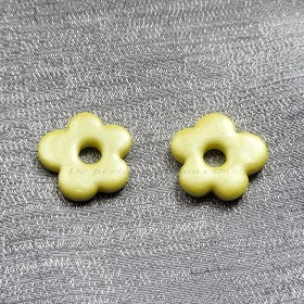 Daphnée – Boucles d’oreilles pampilles fleurs jaune pastel nacré, création artisanale