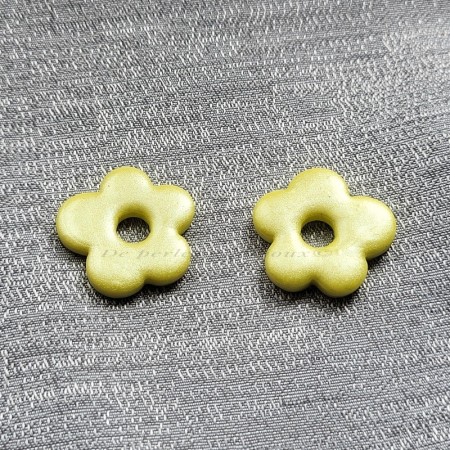 Daphnée – Boucles d’oreilles pampilles fleurs jaune pastel nacré, création artisanale