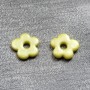 Daphnée – Boucles d’oreilles pampilles fleurs jaune pastel nacré, création artisanale