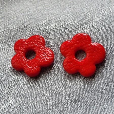 Daphnée – Pampilles interchangeables rouge texture cuir, boucles artisanales uniques