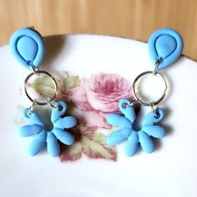 Bleuette – Boucles d’oreilles fleur bleu ciel sur clous argent, bijou artisanal unique