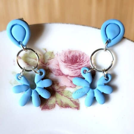 Bleuette – Boucles d’oreilles fleur bleu ciel sur clous argent, bijou artisanal unique