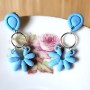 Bleuette – Boucles d’oreilles fleur bleu ciel sur clous argent, bijou artisanal unique