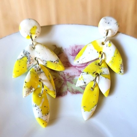 Epidora – Pendants d'oreilles jaunes marbrés sur clous en acier doré, artisanales et uniques