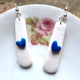 Bianca I, boucles d'oreilles argent, longues blanches cœur bleu