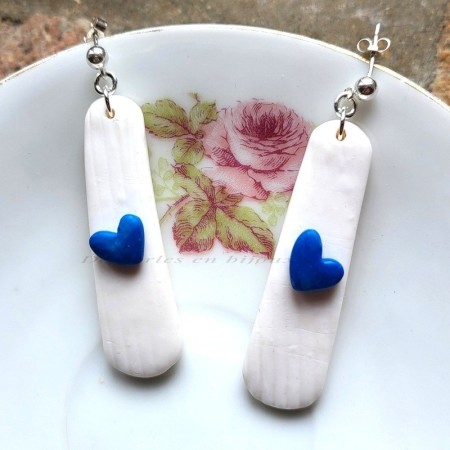 Bianca I, boucles d'oreilles argent, longues blanches cœur bleu