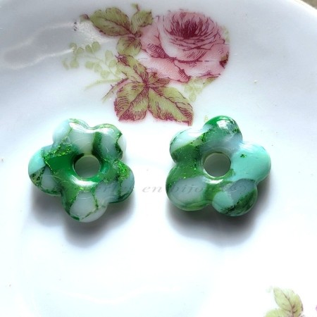 Pampilles Daphnée fleurs marbrées vert en pâte polymère artisanale