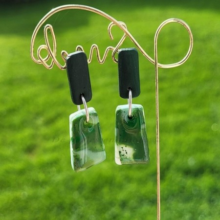 Boucles d’oreilles Verdaline II trapèze vert marbré – Bijou unique en polymère