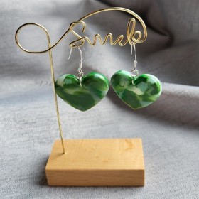 Boucles d’oreilles Verdaline III cœur vert marbré sur crochets argent – Bijou artisanal unique