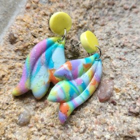 Boucles d’oreilles Pastélia ailes pastel – Bijou artisanal unique en acier chirurgical