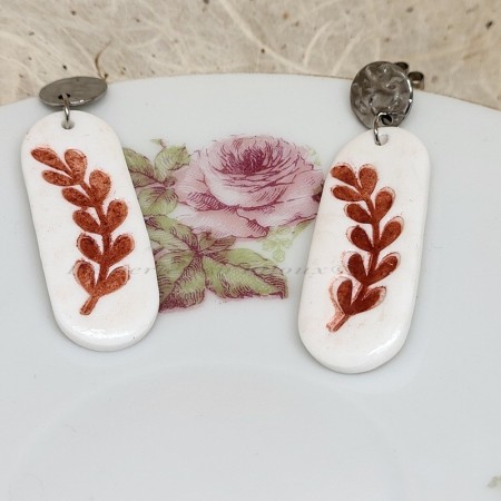 Argélys – Boucles d’oreilles rectangulaires blanches et feuille cuivrée sur disque martelé doré