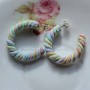 Chamal'o – Boucles d’oreilles créoles ouvertes pastel torsadées fait main