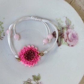 Zahira – Bracelet fleur de dahlia sur cordon ajustable, bijou artisanal fait main