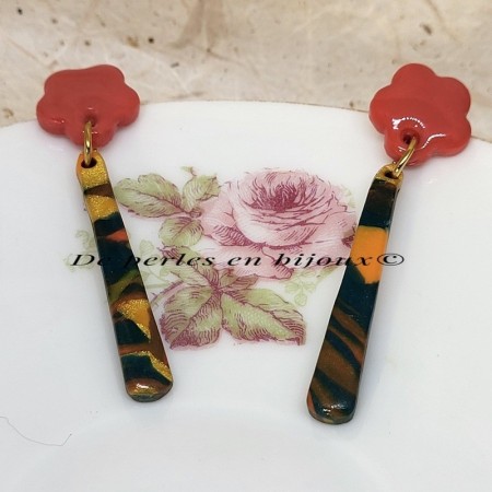 Teresa – Boucles d’oreilles pendants marbrés vert et or avec fleur Terracotta, bijou artisanal fait main dans le Cotentin