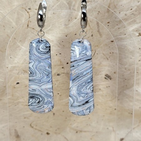 Swann – Boucles d’oreilles pendants marbrées bleu nuit et blanc, montées sur dormeuses argent, bijou artisanal unique