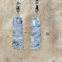Swann – Boucles d’oreilles pendants marbrées bleu nuit et blanc, montées sur dormeuses argent, bijou artisanal unique