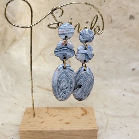 Boucles d’oreilles pendantes Swanny – Marbré bleu nuit, blanc et cuivre, élégance artisanale faite main dans le Cotentin