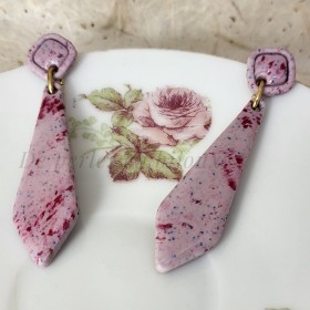 Boucles d’oreilles Falbala pendantes en pâte polymère rose mouchetée de grenat, montées sur acier doré, création artisanale