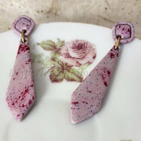 Boucles d’oreilles Falbala pendantes en pâte polymère rose mouchetée de grenat, montées sur acier doré, création artisanale