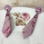 Boucles d’oreilles Falbala pendantes en pâte polymère rose mouchetée de grenat, montées sur acier doré, création artisanale