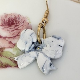 Boucles d’oreilles Nébula en forme de nœud marbré bleu et blanc, montées sur crochets en acier inoxydable doré
