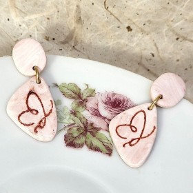 Boucles d’oreilles Zéphira à motif papillon en mica cuivré, forme rectangulaire en pâte polymère, montées sur acier doré