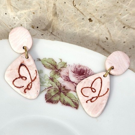 Boucles d’oreilles Zéphira à motif papillon en mica cuivré, forme rectangulaire en pâte polymère, montées sur acier doré