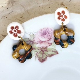 Boucles d’oreilles Bélize avec pampille fleur marbrée doré, vert et citrouille sur ovale blanc estampillé d'une fleur cuivrée